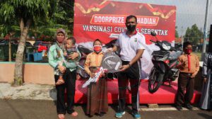 Kapolres Pamekasan Menyerahkan Hadiah Utama Sepeda Motor Pada akselarasi vaksinasi Di Bakorwil