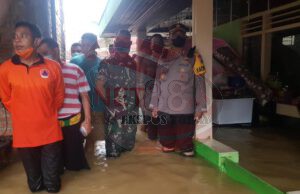 Kapolres Pamekasan Turun Langsung Tinjau Lokasi Banjir Di Pamekasan