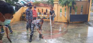 TNI AL Bantu Bersihkan Material Lumpur Dampak Banjir di Pamekasan