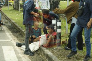 Rangkaian HUT Ke – 1 Tahun, IWO Muba Bagikan Sembako