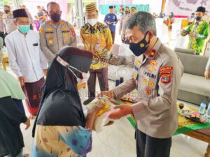 Tinjau Vaksinasi Serentak Indonesia di Tulang Bawang, Wakapolda Lampung Bagikan Paket Sembako