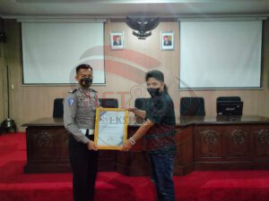 Prestasi Terbaik Tingkat Nasional, Kasatlantas Polres Pati dan Baur SIM Terima Penghargaan Award Koran TV10