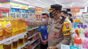 Jelang Ramadhan Kapolres Pamekasan Pantau Minyak Goreng, Sembako di Distributor dan Toko