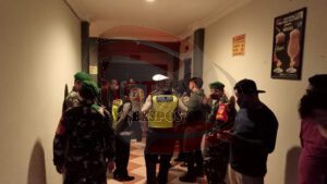 Razia Hotel dan Tempat Hiburan Jelang Ramadhan, Petugas Gabungan Sampaikan Himbauan Kamtibmas dan Prokes