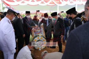 Gubernur Erzaldi Hantarkan Jenazah Hudarni Rani ke Tempat Peristirahatan Terakhir