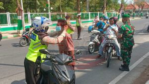 Petugas Gabungan Pamor Keris Gencar Lakukan Himbauan Prokes dan Bagikan Masker di wilayah Pamekasan