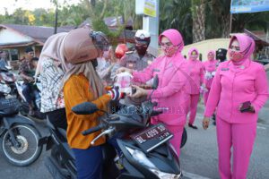 Jelang Buka Puasa, Ketua Bhayangkari Simeulue bersama Polwan Membagikan Takjil Gratis