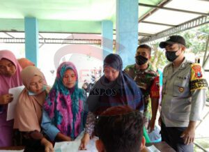 Bhabibkamtibmas dan Babinsa Pamaroh Pantau Penyaluran Bansos Minyak Goreng dan BPNT