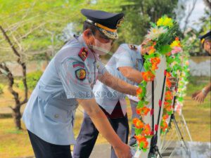Lapas Narkotika Kelas IIA Pamekasan Kanwil Kemenkumham Jatim Laksanakan Upacara Tabur Bunga dan Ziarah Makam Pahlawan dalam Rangka Memperingati HBP ke-58