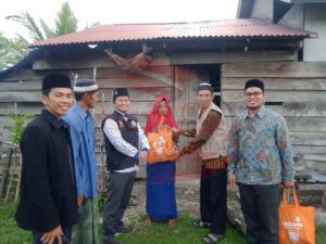 Lazismu Simeulue Bagikan Paket Sembako Untuk Kaum Dhuafa