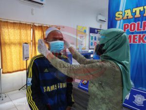 Peringati Hari Kartini, Polwan Satlantas Polres Pamekasan Kenakan Kebaya Saat Layani Masyarakat