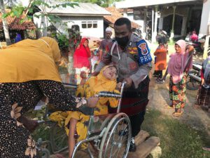 Salut, Aksi Bripka Supriyadi Bantu Warga Yang Cacat dan Tuna Wicara ke TPS untuk melakukan Pencoblosan Pilkades Di Desa Pamoroh