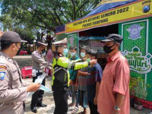 Peduli Kesehatan Masyarakat, Sat. Lantas Polres Sampang Bagikan Masker Di Tempat Wisata Pantai Camplong