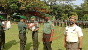 Bentuk Perhatian Kepada Anggota, Dandim 0826 Pamekasan Berikan Bingkisan Lebaran