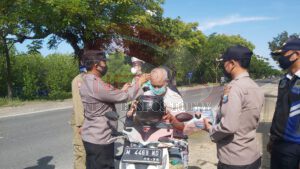 Kedapatan Tidak Menggunakan Masker, Petugas Ops Ketupat Semeru Berikan Masker Gratis Kepada Pengguna Jalan