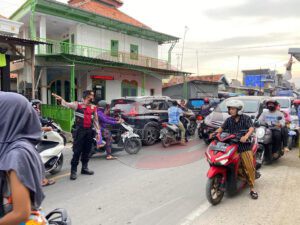 Cegah Kemacetan Arus Balik Idul Fitri 1443 H, Petugas Ops Ketupat Semeru  2022 Melakukan Pengaturan di Perbatasan Pamekasan-Sampang