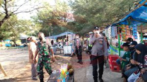Pantai Camplong Di Serbu Wisatawan, Petugas Pos Pam Terapkan Protokol Kesehatan Antisipasi Penyebaran Covid-19
