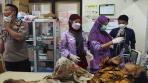 Kapolsek Curahdami Bondowoso Bantu Janda Tersesat Di Gunung Piramid