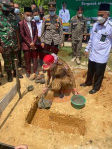 Bupati winarti Laksanakan Program Bedah Rumah di Kampung Ringin Sari