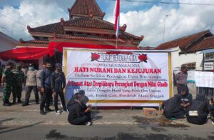 Pelantikan Perangkat Desa Boyolangu, Diwarnai Aksi Protes Puluhan Calon Perangkat Beserta Warga