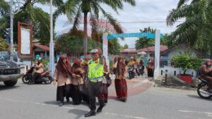 Sat Lantas Polres Aceh Barat Lakukan Pengaturan Arus Lalulintas di Depan Sekolah