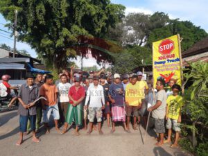 Dump Truck Dilarang Melintas, Warga Desa Wotgalih Blokade Jalan Desa