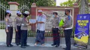 Pelaksanaan kerja Bhakti dan Pemberian Bansos dalam rangka Operasi Patuh Semeru 2022 Polres Pasuruan Kota