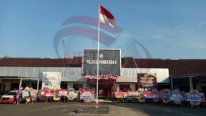 Ratusan Karangan Bunga Penuhi Halaman Mapolres Pamekasan