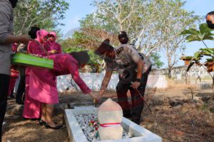 Kapolres Pamekasan Pimpin  Ziarah dan Tabur Bunga di TMP Panglegur