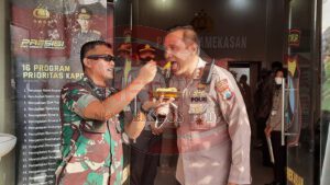 Kemesraan Dandim 0826 dan Kapolres Pamekasan Tampak Dalam Kejutan HUT Bhayangkara ke 76