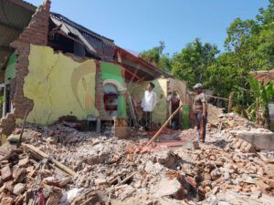Bangunan Bekas Sarang Burung Ambruk Menimpa Ibu dan Anak