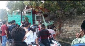 Truk Hantam Tembok Rumah di Jalan Raya Nyalaran