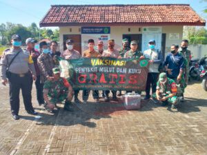 Bhabinkamtibmas Polsek Palengaan Aktif Lakukan Pendampingan Vaksin Hewan Ternak