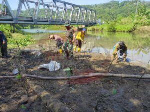 Melalui Penanaman Mangrove, Polres Tulungagung ikut Peringati Hari Mangrove Sedunia