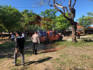 Antisipasi Penyebaran PMK, Polsek Galis Aktif Lakukan Pendampingan Penyemprotan Disinfektan