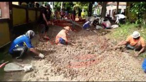 Melalui Swadaya, Warga Kepulauan Masalembu Perbaiki Jalan Rusak