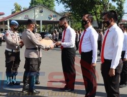 Kapolres Pasuruan Kota berikan penghargaan kepada anggota berprestasi Saat Apel Pagi