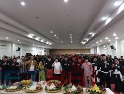 Masih Memakai Gamis Pasca Bertemu Alim Ulama di Masjid Baitul Amin Ketapang, Wali Kota Molen Bersamai Keluarga Besar PSHT Se-Bangka Belitung