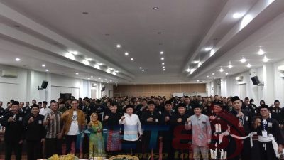Masih Memakai Gamis Pasca Bertemu Alim Ulama di Masjid Baitul Amin Ketapang, Wali Kota Molen Bersamai Keluarga Besar PSHT Se-Bangka Belitung