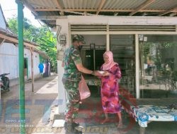 Jum’at Berkah, Koramil 0823/03 Kapongan Bagikan Nasi Kotak Kepada Masyarakat