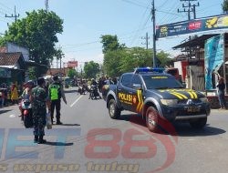 Berikan Pelayanan Optimal, Kapolsek Tenggarang Pimpin Langsung Pengamanan Karnaval di Desa Koncer Kidul
