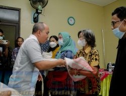 Upaya Penyesuaian Harga BBM, Wali Kota Pangkalpinang Bagikan 106 Paket Beras Kepada Warga Membutuhkan