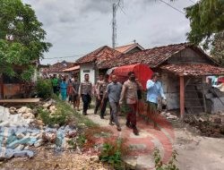 Mewakili Kapolres Sampang, Kapolsek Torjun Takziah ke Rumah Korban Tenggelam