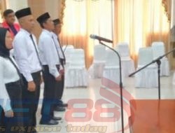 Bupati Bangka, Mulkan SH. MH Memberi Penghargaan Kepada Lima Badan Usaha Milik Desa