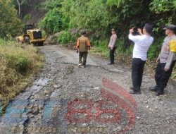 Polisi Bersama Stakeholder Bersihkan Jalan Akibat Longsor di Aceh Tengah