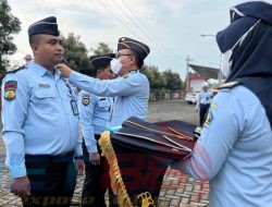 Kalapas Narkotika Kelas IIA Pamekasan Pimpin Langsung Penyematan Tanda Pangkat Pegawai