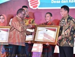 Mulkan SH.MH Bupati Kabupaten Bangka Menerima Penghargaan Kelurahan Terbaik
