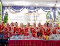 HUT DWP ke 23 dan Hari Jadi Sampang ke 399, Hj. Eny Yuliadi Setiyawan Membuka Bazar Pangan Murah