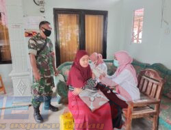 Percepatan Vaksinasi, Babinsa Plakpak Aktif Lakukan Pendampingan