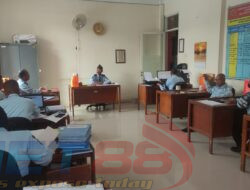 Kasubsi Bimbingan Klien Dewasa Bapas Kelas II Pamekasan Berikan Pengarahan di Awal Tahun